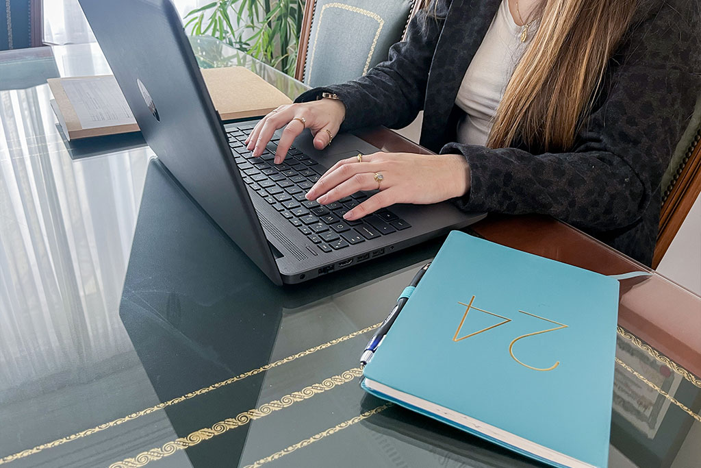 Persona escribiendo a ordenador